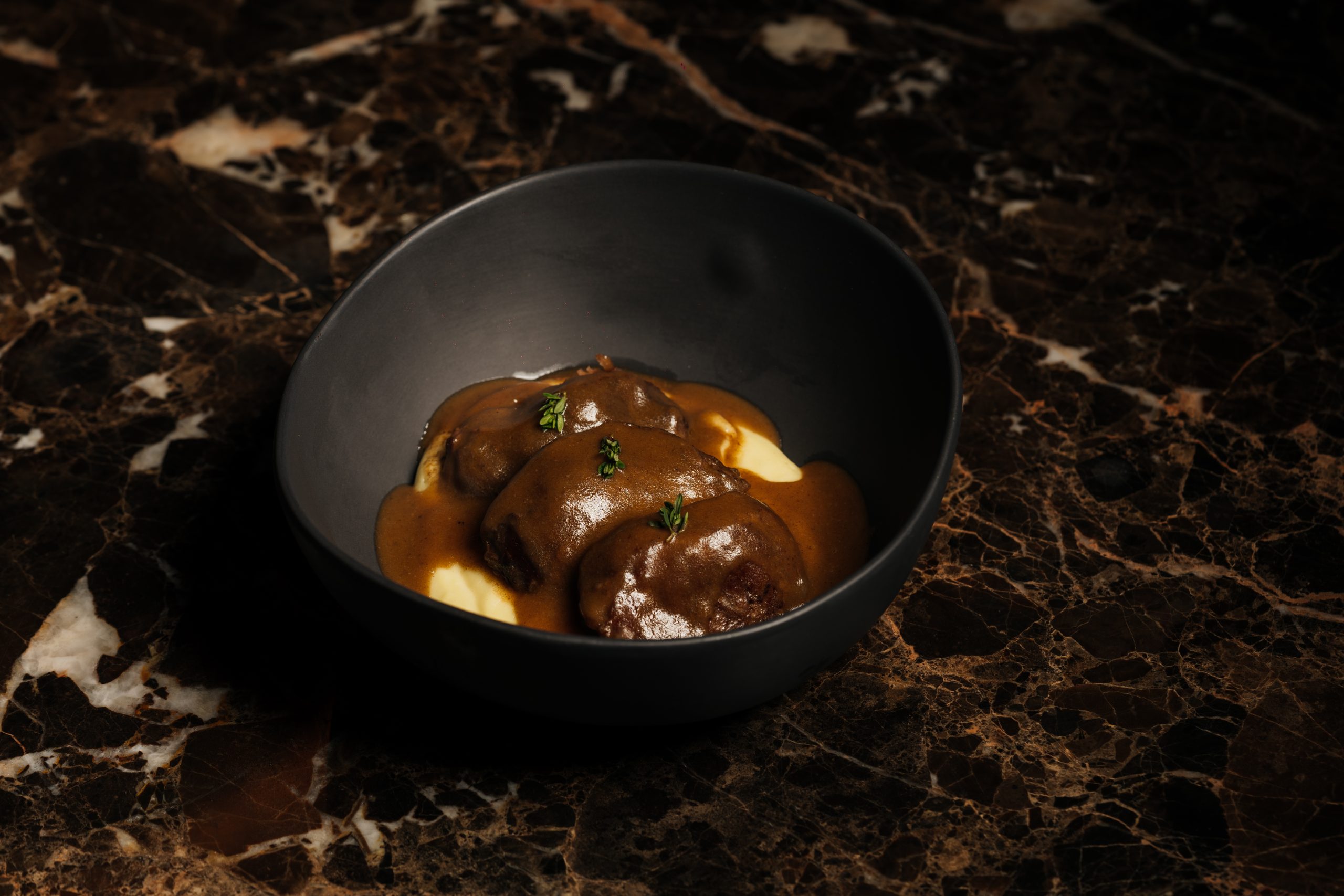 El Restaurante Mena, situado en La Finca, Pozuelo de Alarcón (Madrid), presenta su carta de otoño-invierno con platos tradicionales, elaborados con productos de temporada y cocinados al fuego y a las brasas. Descubre guisos, carnes y especialidades de invierno diseñadas para disfrutar de la auténtica gastronomía en Pozuelo y Madrid.